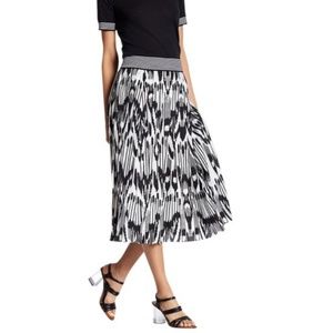Lands' End Black and White Printed Pleated Midi Skirt Size 2